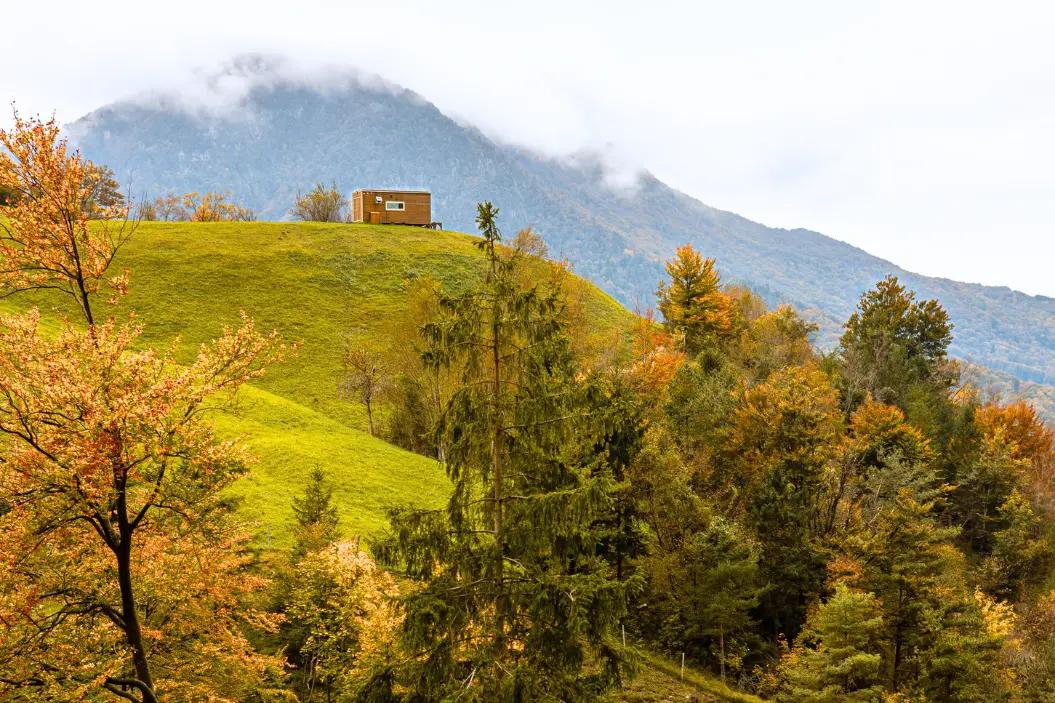 casetta fra il foliage autunnale in friuli venezia giulia sulle Prealpi Carniche in Val d'Arzino