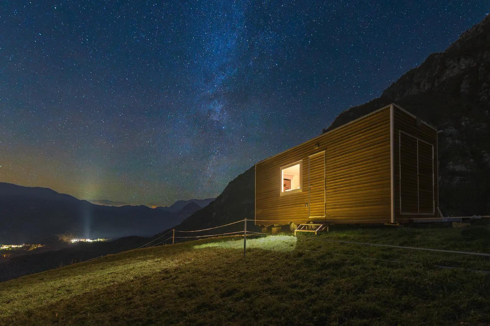 notte stellata vista dalla tiny house in val d arzino pordenone