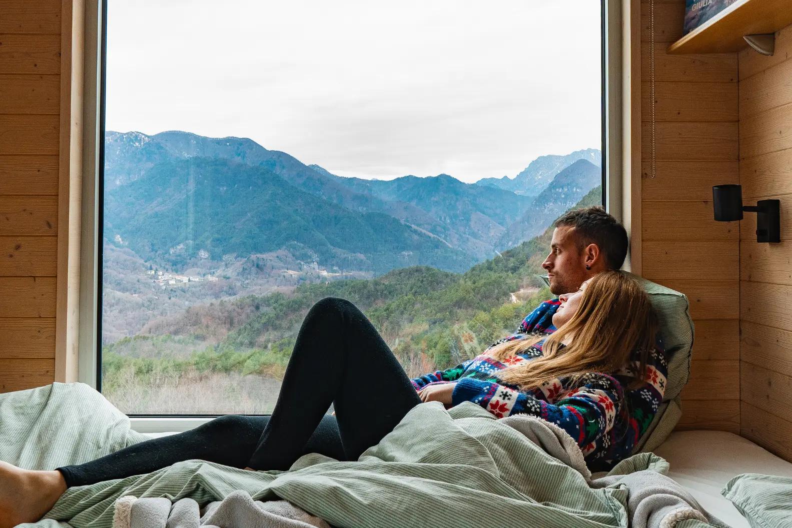 persone davanti alla vetrata panoramica della tiny house in val d arzino vicino a pordenone