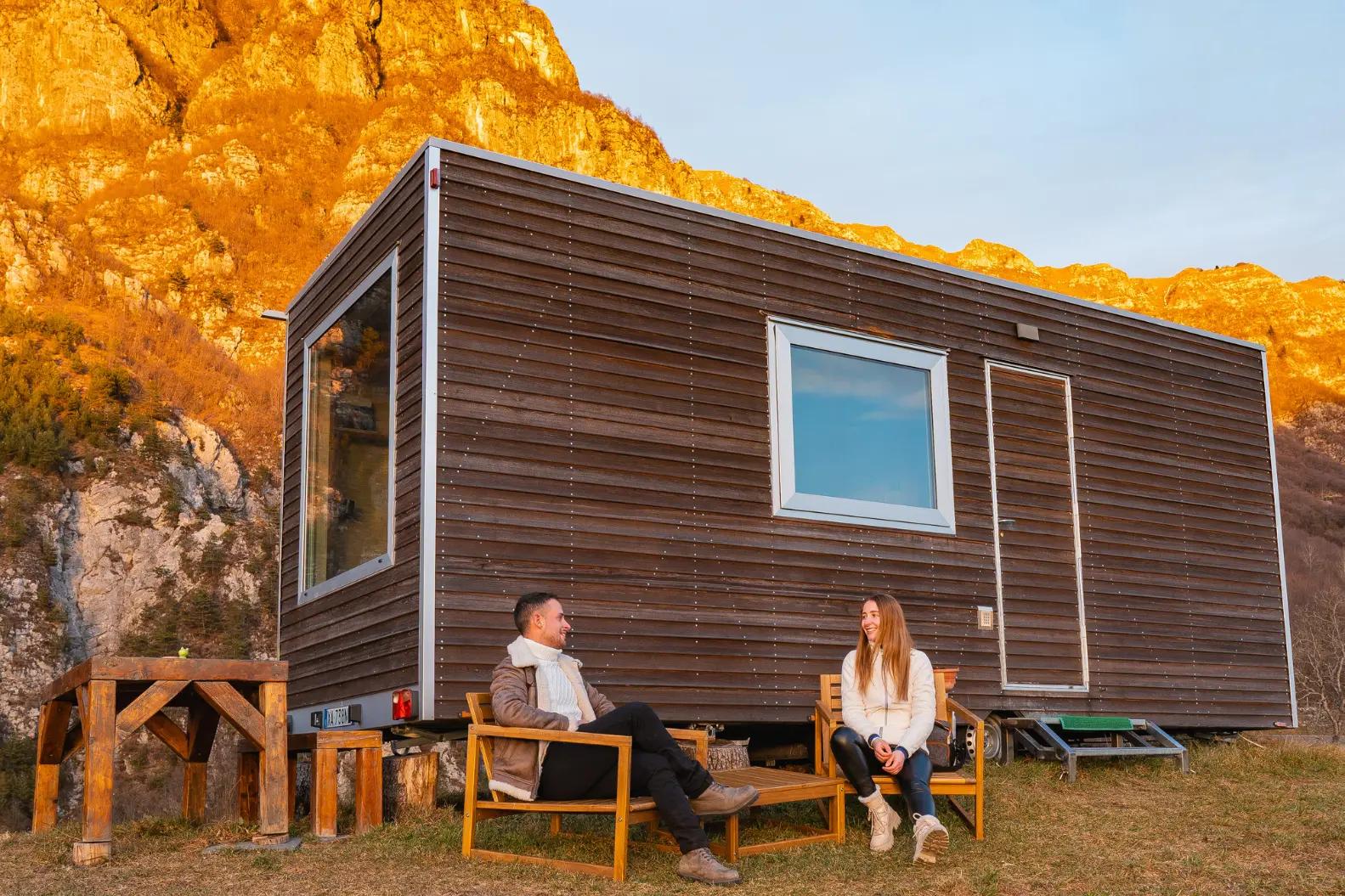 persone nel giardino della tiny house in val d arzino pordenone