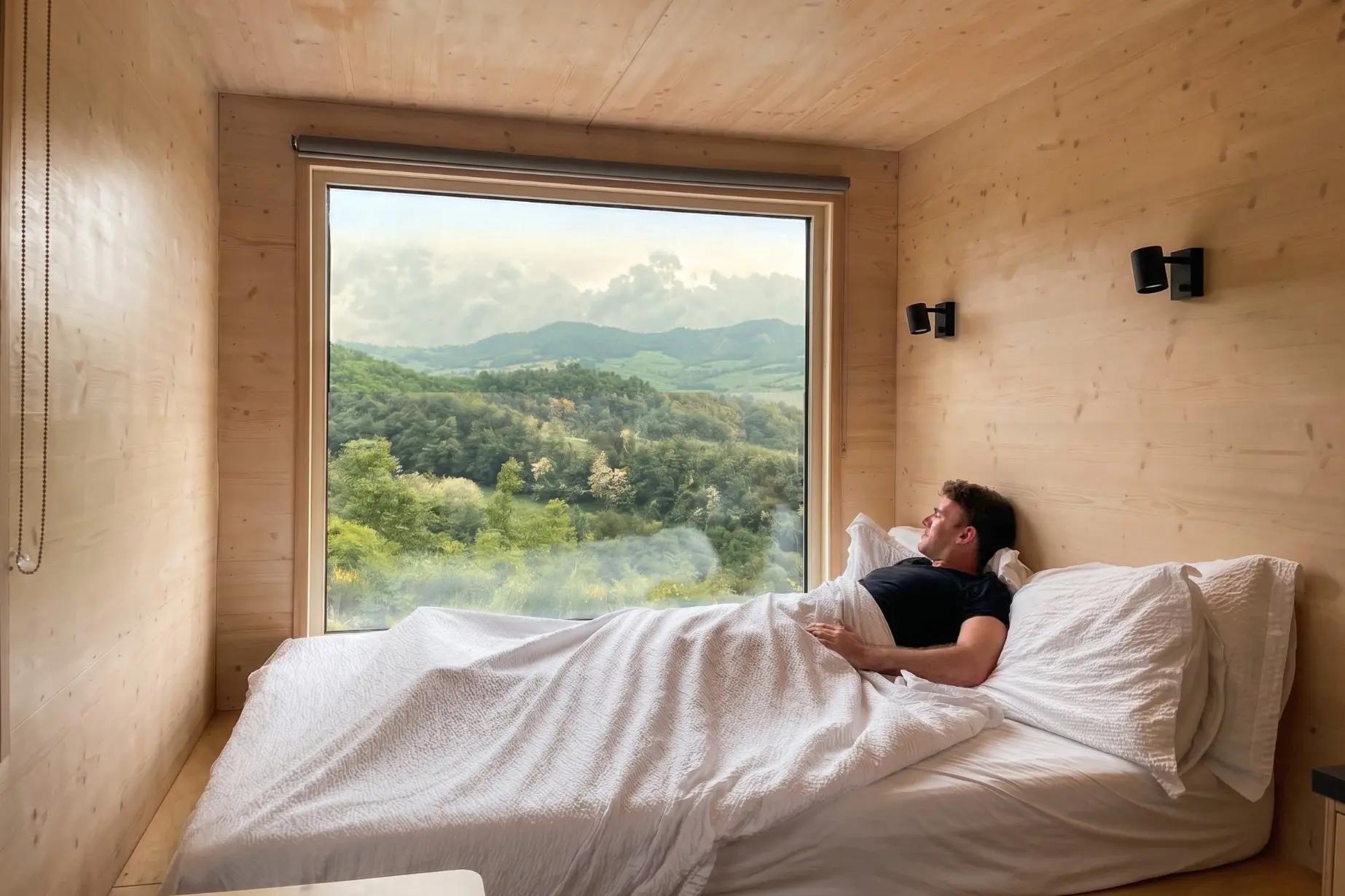 vetrata panoramica sul letto della tiny house in emilia romagna