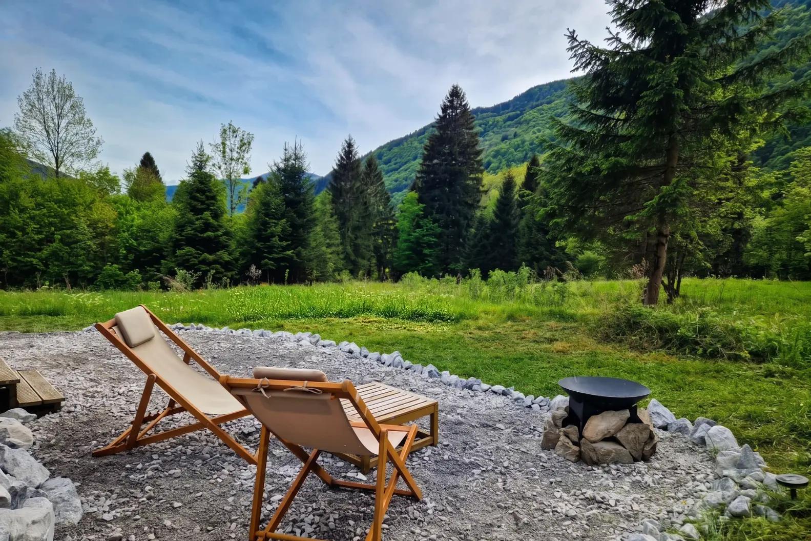 Giardino della tiny house a paluzza sulle Alpi Carniche nella Valle del But