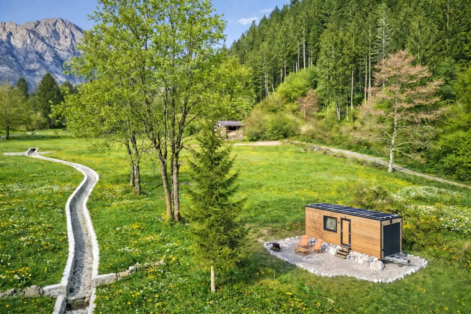 tiny house a puluzza sulle alpi carniche in primavera