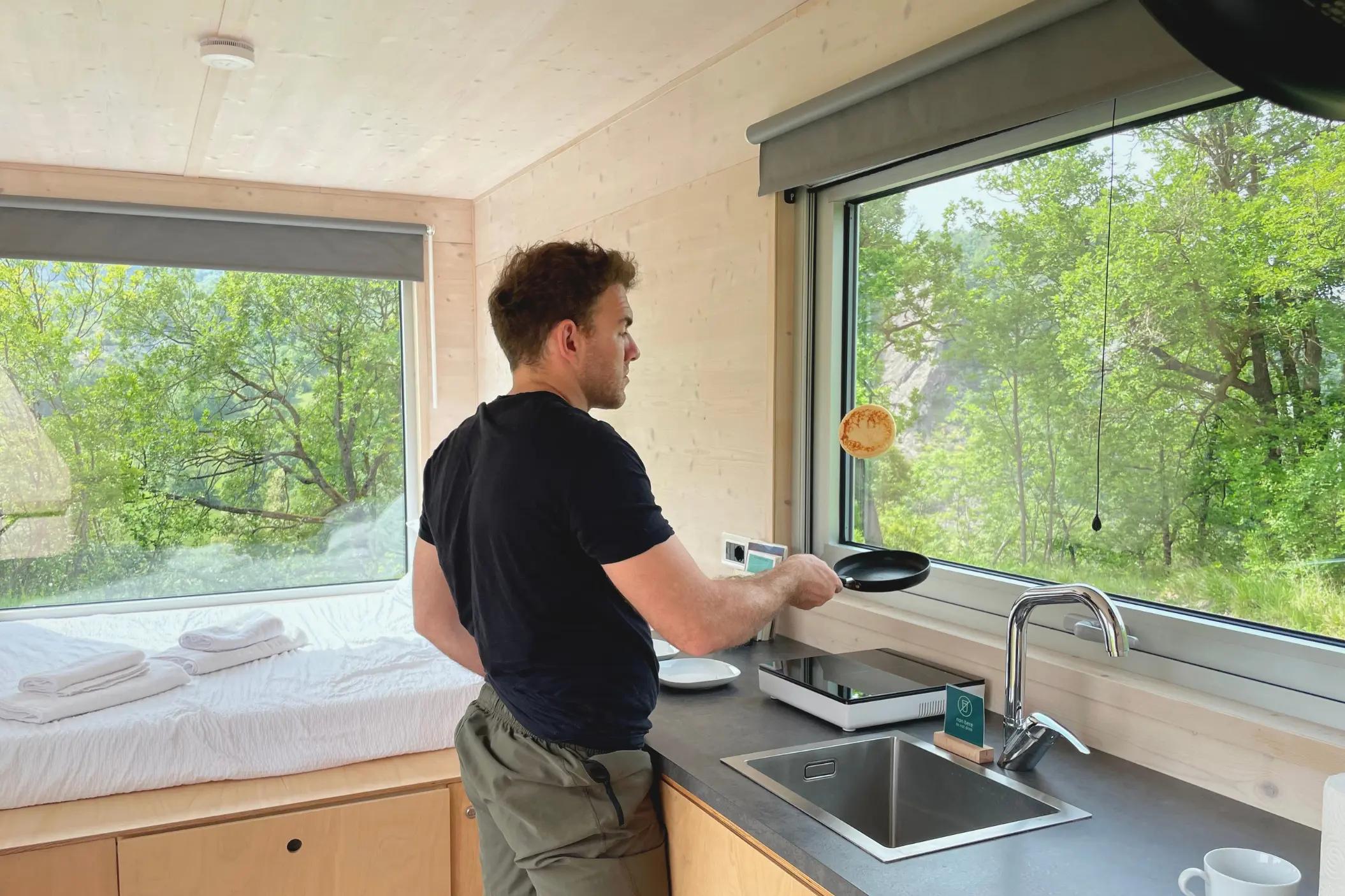 cucina della tiny house prugnola in val tidone